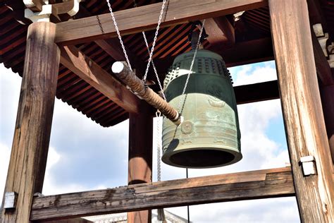 人々の心に響く鐘の音。仏教のお寺で鐘をつく意味とは？ Riyak