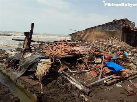 Gempa bumi adalah pergerakan permukaan bumi akibat gelombang yang disebabkan oleh pelepasan energi dari dalam lapisan bumi. Bencana Alam Tsunami dan Gempa Bumi Mengancam Sejumlah Daerah, Ini yang Dilakukan BPBD - Jurnal ...