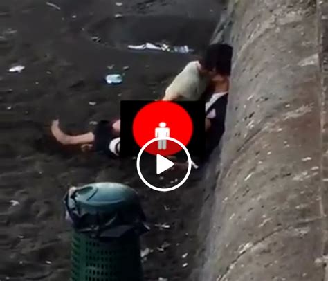 Video Choc Coppia Fa Sesso Sulla Spiaggia Del Lungomare Di Napoli Verdi Situazione Ormai