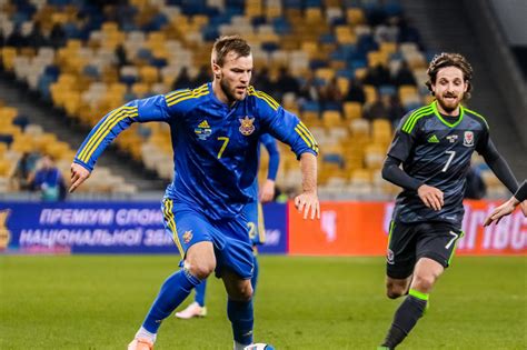 Er ist 32 jahre alt und seine staatsbürgerschaft ist ukraine. BVB holt Supertalent: Yarmolenko kommt als Soforthilfe ...