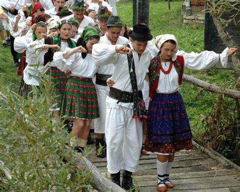 Inzestrati cu calde sentimente, romanii au o zi in care isi sarbatoresc dragostea in straie si grai romanesc. Imagini Dragobete | Vinsieu.ro Blog