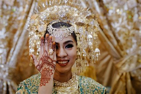 The Meaning of Minangnese Malam Bainai Tradition - Bridestory Blog
