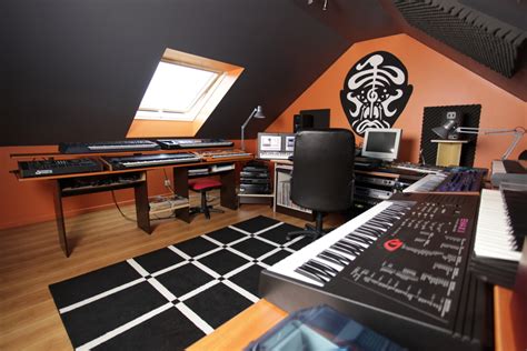 Une autre solution serait d'y installer un meuble comme son lit ou son bureau. Comment créer un studio de musique sous les toits ? - Rêve de Combles
