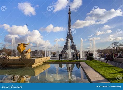 Eiffelturm Und Brunnen Bei Jardins Du Trocadero Paris Redaktionelles