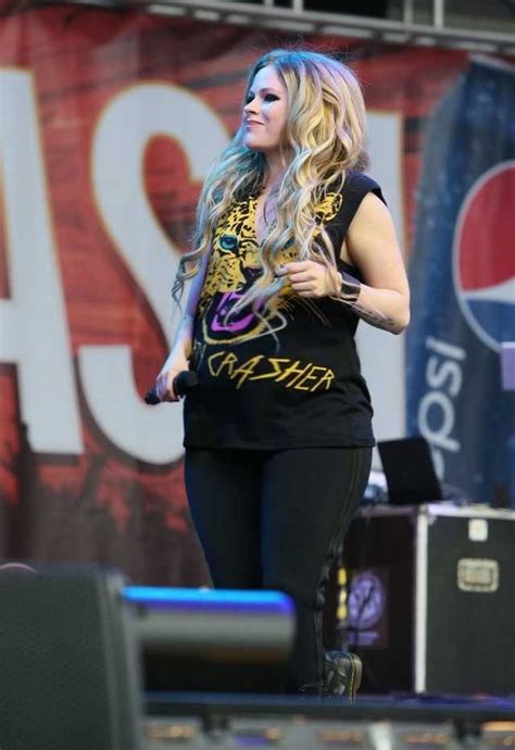 Avril lavigne struggled w/ losing friends while battling lyme disease. Avril Lasagne | Avril lavigne, Avril lavigne photos, Avril ...
