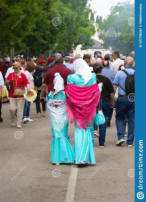 Madre E Hija Con La Espalda Volteada Vestidas Con El Tradicional