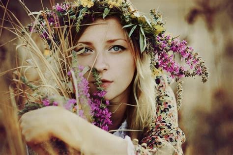 20 Amazing Girls With Flower Wreaths Pictolic