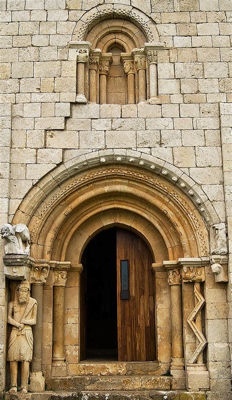 Bandas verticales, líneas de impostas y series de arquillos dinamizan la superficie de un muro que sin ellos se vería tremendamente pesado y monótono. Portada de la ermita de San Pantaleón de Losa y la leyenda ...