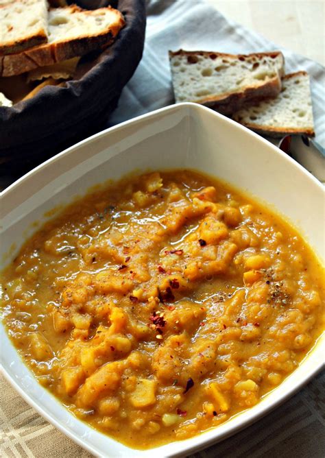 Anche mangiate in semplicità, fritte o al forno sono una vera delizia! Zuppa di zucca e patate con peperoncino - Una Naive in Cucina