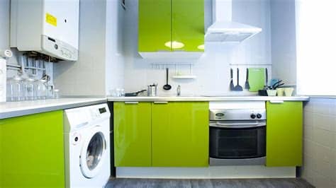 Cocina con isla con prolongación de mesa para comer que ayuda a integrar los dos ambientes: Decorar una cocina en color verde - Hogarmania