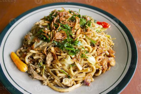 mie goreng jawa ou bakmi jawa ou nouilles java avec cuillère et