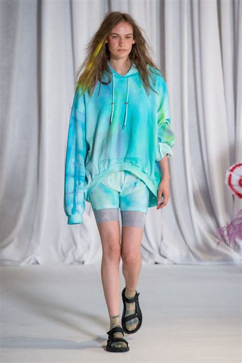 Tie Dye Is Covering The Spring 2019 Runways Fashion Fashion Trending