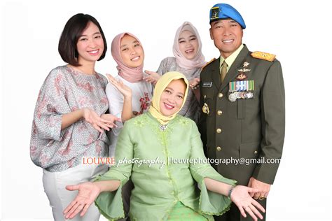 Disini kamu bisa memakai celana jeans, kaos dan juga sepatu kets. Ibu Zahra Family Photos | Louvre Photography - Best Foto ...