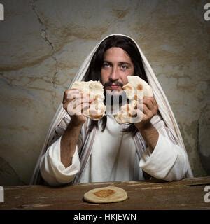 La auténtica recreación escena de dividir el pan de Jesús durante la