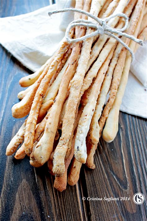 Secondo alcuni panificatori, in particolare delle valli di lanzo e delle valli chisone e germanasca, nella ricetta del prodotto tradizionale non dovrebbero essere presenti grassi di origine animale e/o vegetale mentre, secondo i panificatori di torino, il grissino può contenere strutto oppure olio. Grissini -croccanti, sottili, speziati e soprattutto ...