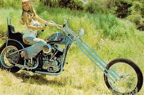 25 Vintage Photos Of Badass Women Ridding Their Choppers In The 1970s