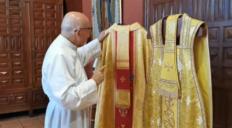 Misa Sacerdote Explica Las Vestiduras Litúrgicas O Clericales De La