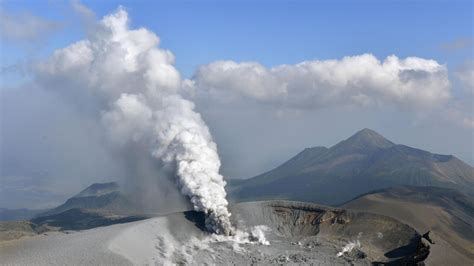 Video Japon Le Volcan Shinmoe Entre En éruption Pour La Première
