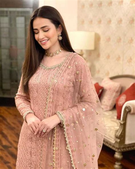 Sana Javed Made A Stunning Photoshoot In Pink Dress