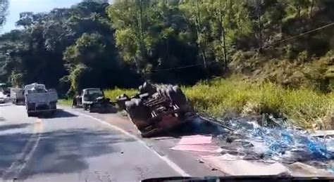 Tombamento De Carreta Na Br Entre S O Gon Alo Do Rio Abaixo E Jo O