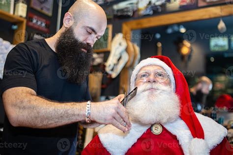 Afeitado De Santa Claus En La Barbería Mirando En El Espejo Preparándose Para La Navidad