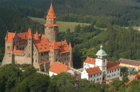 The czech national identity card is the identity document used in the czech republic (and formerly in czechoslovakia), in addition to the czech passport. Schloss Bouzov, Tschechien: Fotos, Beschreibung, auf der ...