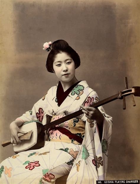 Une Geisha Joue Du Shamisen Un Instrument Trois Cordes Japanese Geisha Japanese