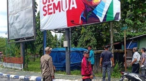 Baliho Ganjar Mahfud Md Diturunkan Saat Jokowi Kunker Ke Bali Satpol