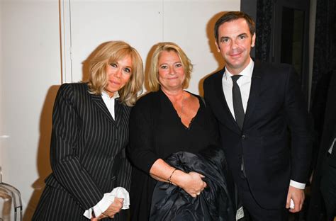 Photo Brigitte Macron Marina Carrère d Encausse et Olivier Véran Ministre des Solidarités et