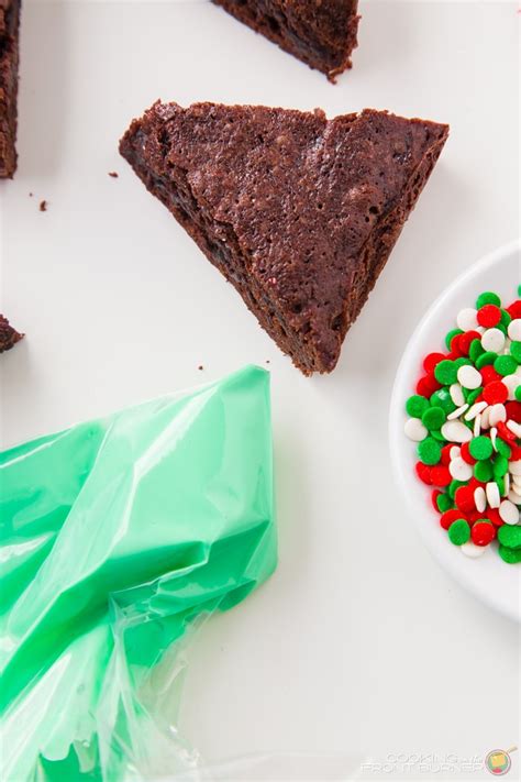 A great dessert idea for last minute holiday classroom or work parties. Easy Brownie Christmas Trees - Lil' Luna