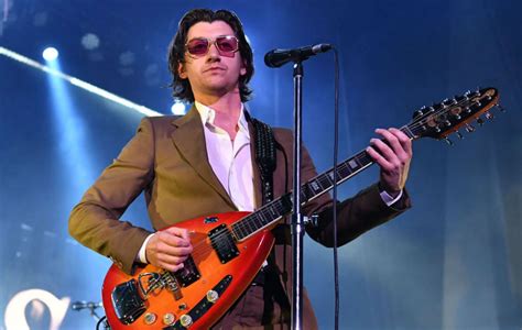 Alex Turner poses with adorable six-year-old superfan at Pittsburgh ...
