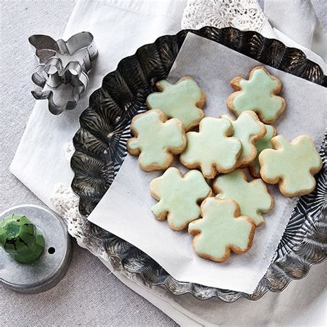 This rolled traditional irish shortbread is rich and buttery. Irish Cookies Recipe / Featuring peppermint macarons ...