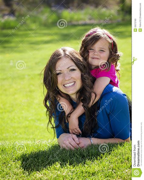 Madre E Hija Felices Sonrientes Fotos De Archivo Imagen