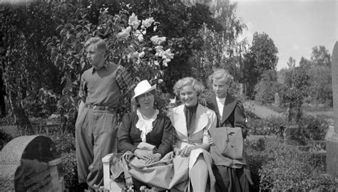 Otto Og Sigrid Solberg Samt Marie Og Gudrun Mariendal Ved Otto Og Maja