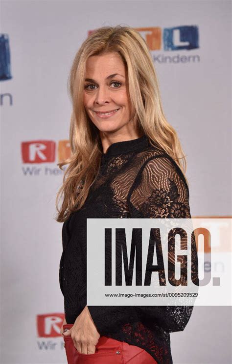 Schauspielerin Tanja Lanaeus Posiert Am 22 11 2019 In Huerth Bei Koeln