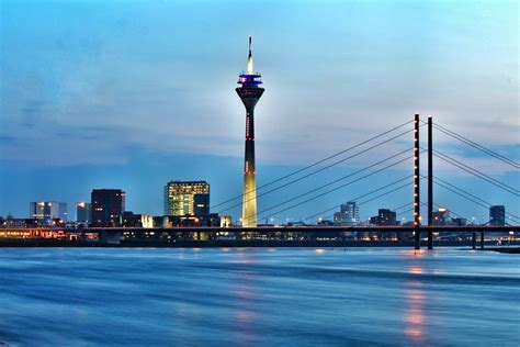 Düsseldorf Fernsehturm Und Kniebrücke Foto And Bild Städte Skyline