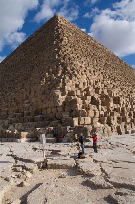 Measuring The Great Pyramid Of Giza Egypt Egyptian Artifacts Ancient