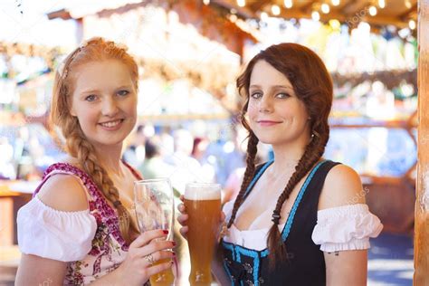 Junge Deutsche Frauen Trinken Bier Auf Dem Oktoberfest Stockfotografie Lizenzfreie Fotos