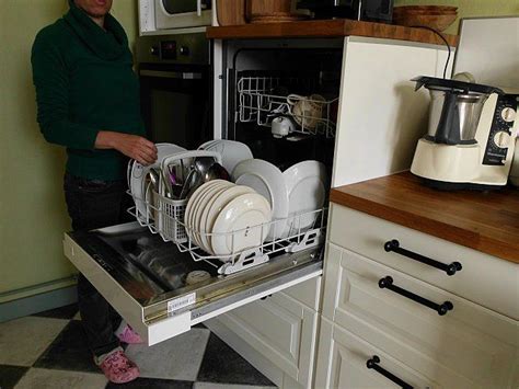 Nous conseillons d'y mettre un tiroir de type casserolier pour y placer les plateaux du fours, et la vaisselle que l'on utilise plus rarement. Regler Un Lave Vaisselle En Hauteur Pose - Cuisine Ergonomique Et Fonctionnelle Siemens ...