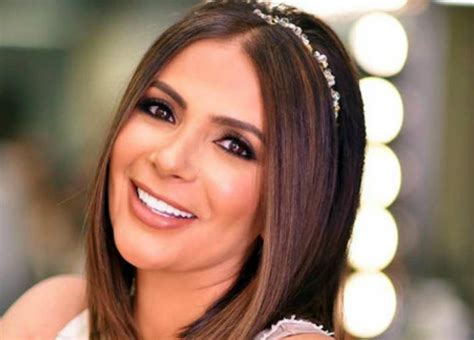 كانت انطلاقتها الفنية في المسلسل التلفزيوني العائلة حيث اكتشفها المخرج إسماعيل عبدالحافظ. منى زكي تكشف عن صورة جديدة لأولادها (يونس وسليم)