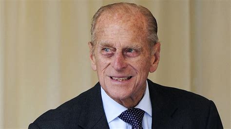 Principe philip rainha elizabet idade quantos anos marido casada casado mais velho vivo pai 99 anos 100 anos 94 anos foto fotos twitter. Príncipe Philip sofre acidente de carro, mas sai ileso