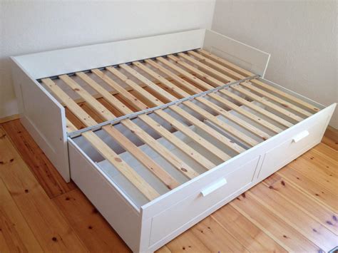 Unter dem podium befindet sich ein vollwertiges ausziehbares doppelbett, das je nach design auch nützliche schubladen für die. Ausziehbares Ikea Bett in 14772 Brandenburg an der Havel ...