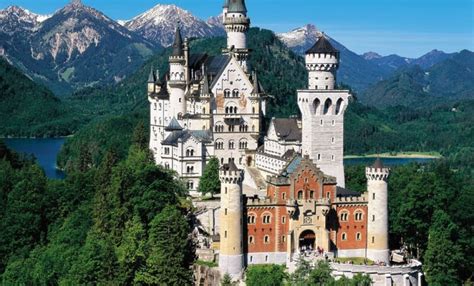 10 Of The Biggest And Most Beautiful Castles In The World