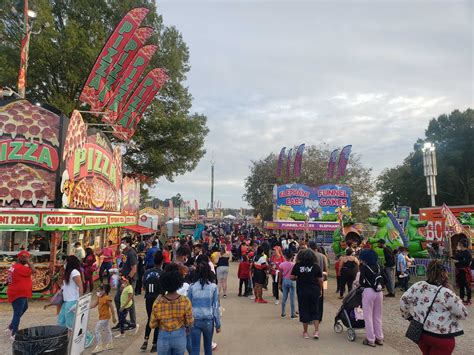 Braving Pandemic, Hundreds Drawn To State Fair For Bit of Normalcy | Georgia Public Broadcasting