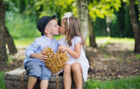 Fine Picture Of Two Cute Kids Kissing Each Other — Stock