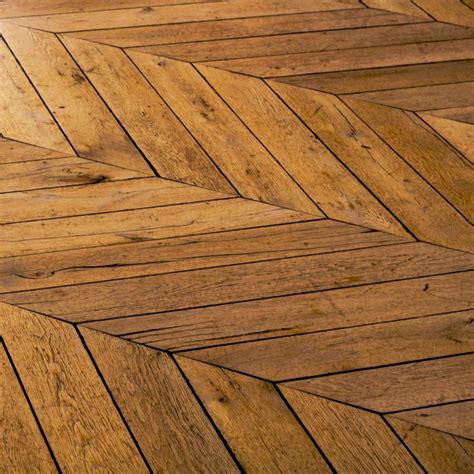 Sa facilité de pose, son entretien et sa relative accessibilité confèrent robuste et élégant, le parquet massif est très répandu dans les logements anciens. Les différentes manières de poser du parquet | RJ Rénovation