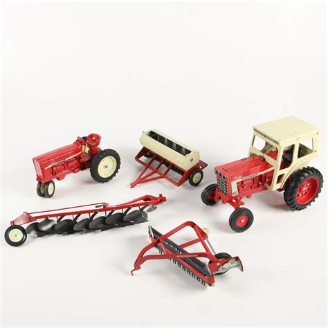 Ertl Co Die Cast Metal International Harvester Toy Tractors And Farm