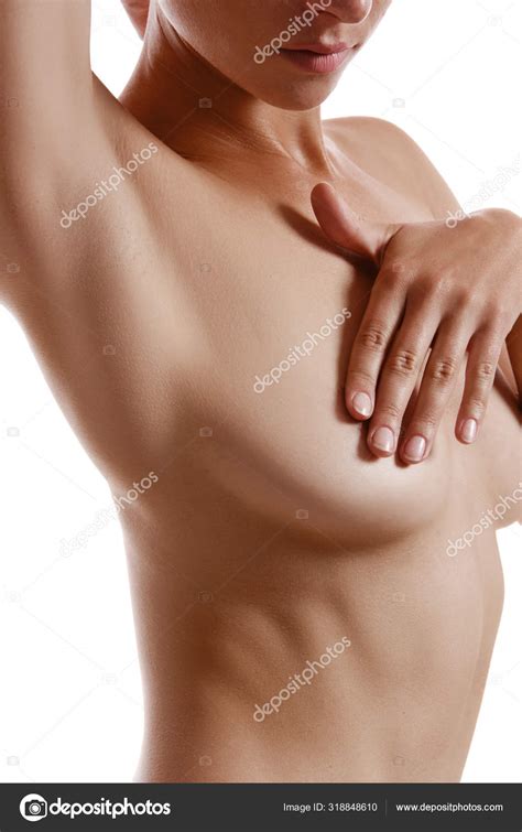 完美的赤身裸体的女孩用手捂住胸部在白色的身体上显得孤立无援整形外科和美学的美学概念 四 后续行动 图库照片nazarov