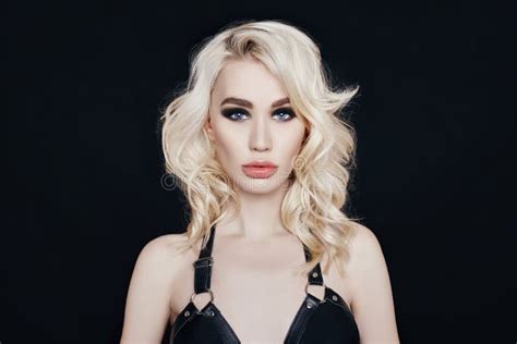 Nackte Blonde Frau Mit Faseroptik Und Lichteffekten Auf Ihre Haut Stockbild Bild Von Sinkflug