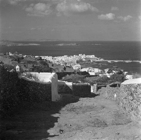 Located in the center of the cyclades island group, mykonos is one of the most famous greek islands for its cosmopolitan atmosphere and vivid nightlife! ΜΥΚΟΝΟΣ ΦΩΤΟΓΡΑΦΙΑ Schroder Walter.Η Κατηφόρα του Ιορδάνη ...